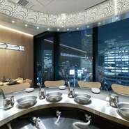 プロの目利きが厳選する、しゃぶしゃぶに最適なこだわりの国産黒毛和牛や、新鮮な国産旬野菜をヘルシーに”一人一鍋”でお楽しみいただく【しゃぶしゃぶ つかだ】。