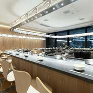 クリエイティブディレクター佐藤可士和氏が手がける、シンプルで遊び心のある店舗デザインが、個々にお鍋と向き合う贅沢な時間を演出してくれる。