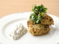 牡蠣の身を使わない牡蠣フライです。青のりなどで海の香りを演出し、キノコで食感をだした中身に、グルテンフリーの衣をまとわせています。カシューナッツベースの手作りタルタルソースも絶品。
