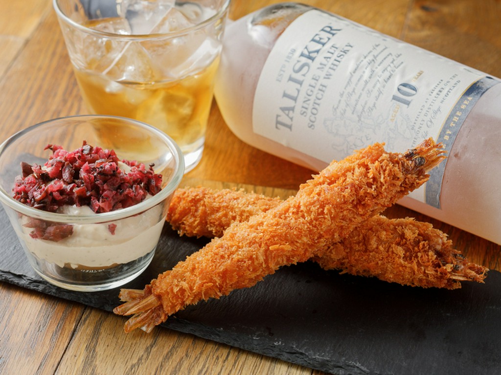 自分で完成させる出来たてのタルタルソースが絶品『有頭エビフライ　燻製タルタルソース』