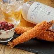 食べる直前に自分で混ぜて完成させる燻製タルタルソース。燻製された半熟卵にタルタルソース、柴漬けが層になり、卵の濃厚な旨みがサクサクと香ばしく揚げたエビフライに合わせると抜群のおいしさです。