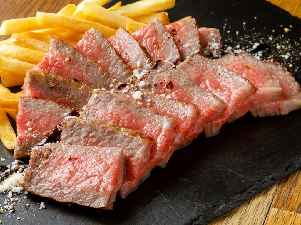 和牛の甘さを引き出すブレンドチップで瞬間燻製された『黒毛和牛ステーキ　煙を閉じ込めて』