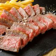 上質な黒毛和牛を焼いた後で瞬間燻製で香りを付けたステーキです。チップはホワイトオークと桜をブレンドしたものを使用。仕上げに振りかけれれた燻製塩でシンプルに味わえます。※100g 1,580円、200g 2,980円