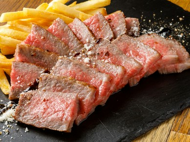 和牛の甘さを引き出すブレンドチップで瞬間燻製された『黒毛和牛ステーキ　煙を閉じ込めて』