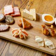 酒の肴に頼みたくなる盛り合わせは、いろいろな味が楽しめる人気のメニュー。チーズやベーコンはもちろん、さつま揚げや揚げシュウマイなどもあります。燻製が初めての人も試しやすいおつまみです。