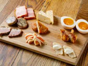 少しずついろいろ試せる燻製の楽しさ。人気の『自家燻製9種盛り合わせ』