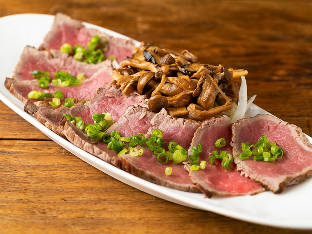 自家製のキノコポン酢がアクセントを効かす『牛肉のタタキ　キノコポン酢』