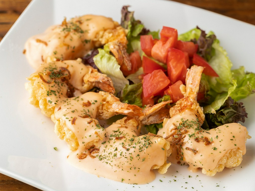 特製のオーロラソースをかけた『えびマヨ』は新感覚のオリジナルメニュー