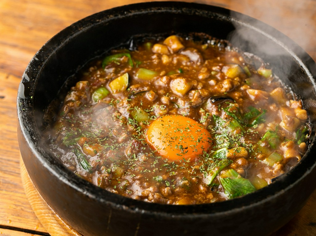 この味を求めて足繁く通うファンも多い『石焼きカリー』は自慢の一品