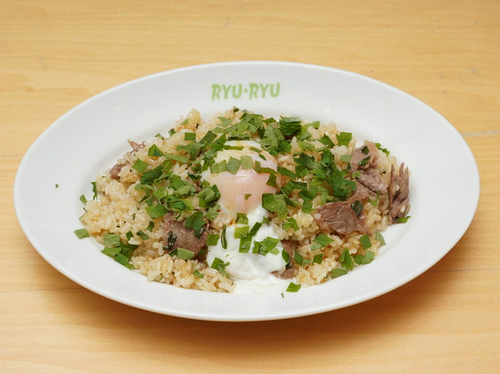 風味豊かな洋風チャーハン『牛肉としそのバターライス半熟卵のせ』