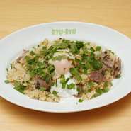 パスタと共に【リュリュ】を支え続けている看板メニュー。濃厚なバターでご飯を炒め、さらに牛肉の旨みが加わることで絶品の一皿が完成。たっぷりと散らされたしその豊かな香りが食欲をくすぐります。