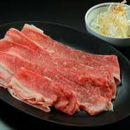 この店の人気メニュー。厳選されたバラ肉を網の上でさっと焼き、白髪ネギを包んでいただきます。柔らかな肉にシャキッとしたネギの食感が心地よくマッチ。肉の旨みが口の中に広がる至福の一品です。