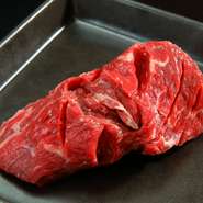 やわらかいハラミ肉を、肉汁を閉じ込めたまま焼き上げます。ハラミならではの旨みの凝縮された味わいで、噛みしめるほどにジューシーな肉汁が口の中にあふれます。