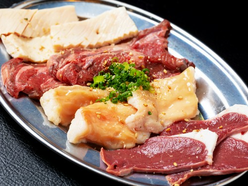 塩のホルモンをポン酢でいただく、オススメの4種盛り『3世盛り』