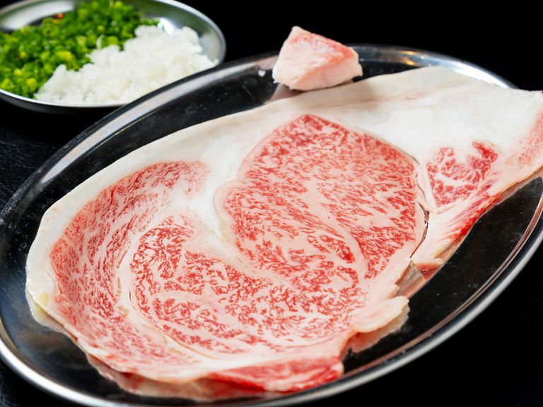 肉の王様と呼ばれるサーロインを贅沢に!『黒毛和牛炙りカルビ』