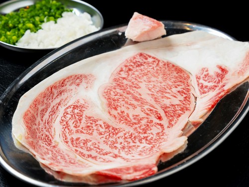 肉の王様と呼ばれるサーロインを贅沢に！『黒毛和牛炙りカルビ』