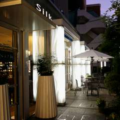 晴れた日には清々しい空気の中でお食事を。