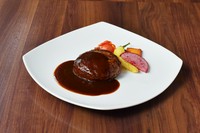 （ランチセット付）
シルクの大人気スペシャルハンバーグ！！
苦心の末にたどり着いた赤身と脂身の“黄金比”によって旨味あふれるジューシー感を実現しました。