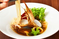 （ランチセット付）
有頭エビなどの具材と平たいライスヌードル、フォーが入ったピリっと辛いスープです。