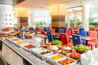 「体にやさしく楽しい洋食ブッフェ」スタート！！

自家製米粉フォカッチャなどシルクオリジナルのアイテムに加え、地元の三浦野菜を使ったサラダなど体にやさしい洋食ブッフェ。