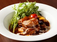 じっくりとワインで煮込まれた逸品『やまゆりポークのシチュー 三浦野菜添え』