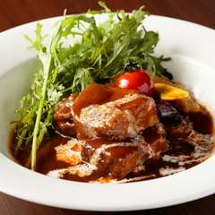 じっくりとワインで煮込まれた逸品『やまゆりポークのシチュー 三浦野菜添え』