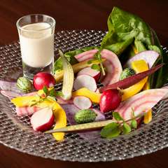 色彩豊かで目でも楽しめる一皿『三浦野菜のバーニャフレイダ』