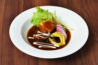 （ランチセット付）
神奈川県の指定農家で育てられた、旨味を含んだ脂と柔らかい肉質が特徴のやまゆりポークのバラ肉をじっくりとワインで煮込み仕上げました。三浦野菜とともにお楽しみください。