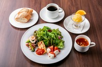 《ランチセットメニュー》
●オードブル ●サラダ ●スープ ●ライス or パン ●デザート ●食後のドリンク