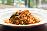 （ランチセット付）
燻製による独特な風味と塩気が美味しいスモークサーモンを使った、ほどよい酸味のあるトマトソースパスタです。自家製の細麺に絡めてお楽しみください。