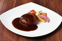 （ランチセット付き）
シルクの大人気スペシャルハンバーグ！！
苦心の末にたどり着いた赤身と脂身の“黄金比”によって旨味あふれるジューシー感を実現しました。