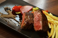 （ランチセット付）
お肉本来の赤身の美味しさを感じられる牛フィレ肉を、柔らかく焼き上げステーキにいたしました。グレービーソースでお楽しみください。
※提供にお時間がかかります。あらかじめご了承ください。