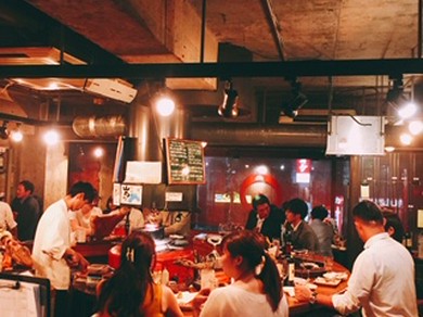 ワインを中心とした豊富な酒類と良心的な価格が魅力的なバル