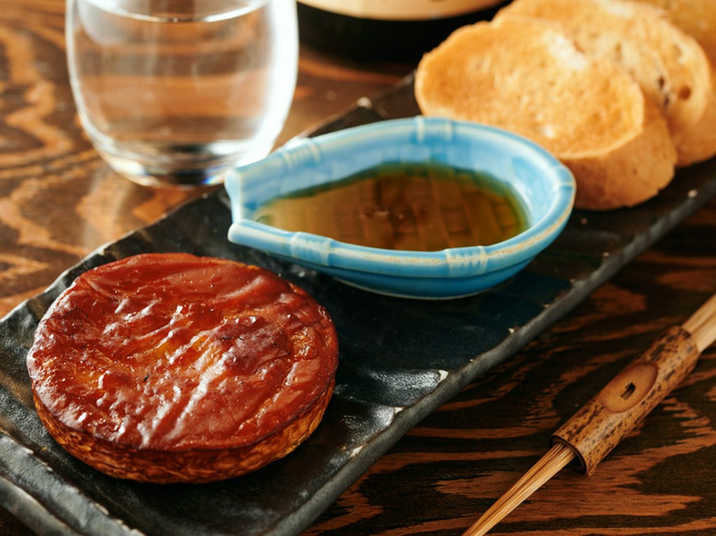 薫香が口中に広がる大人の味わい、女性に人気の『藁焼き カマンベールチーズ』