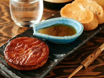 薫香が口中に広がる大人の味わい、女性に人気の『藁焼き カマンベールチーズ』