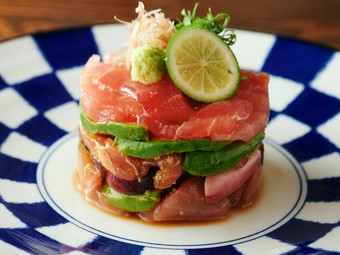 アボガドのとろみでマグロがさらにおいしく食せる『マグロアボガドミルフィーユ』