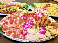 アグー豚2種・牛肉・鶏肉・ウインナー・野菜4種・エビ・ホタテ・焼きおにぎり・沖縄焼きそば
飲み放題プラン1800円（1.5H）、2300円（2H）
※ドリンク持ち込みBBQお一人様600円でOK！