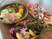 前菜・伊勢海老・石垣牛ステーキ・アグー豚3種・鶏肉・ウインナー・エビ・ホタテ・野菜4種・焼きおにぎり・沖縄焼きそば
飲み放題プラン1800円（1.5H）、2300円（2H）
※ドリンク持ち込みBBQお一人様600円でOK！