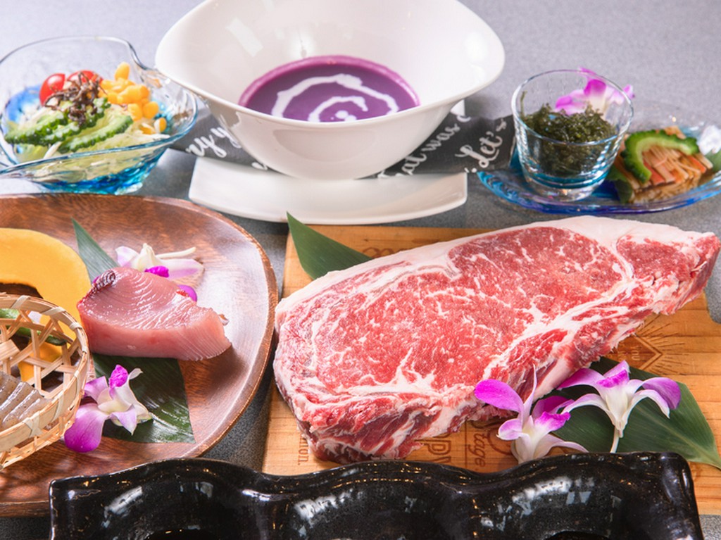 メインは、サシが適度に入ったサーロインを絶妙な焼き加減で仕上げる『鉄板焼き　国産牛サーロインコース』