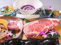 メインは、サシが適度に入ったサーロインを絶妙な焼き加減で仕上げる『鉄板焼き　国産牛サーロインコース』