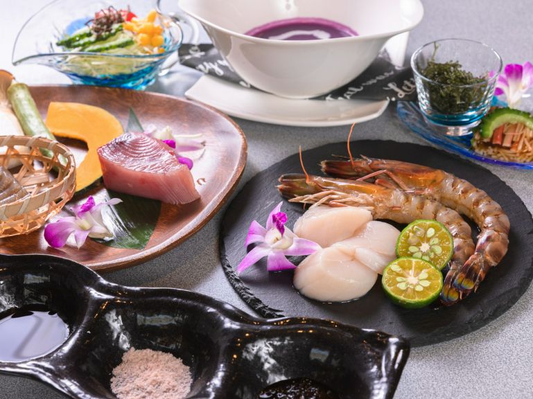 新鮮な車エビならではのプリップリの食感と甘さを満喫できる『鉄板焼き 沖縄県産車エビ使用の海鮮コース』