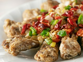 八角や紹興酒など加えたたれに漬け香り良く揚げる『スペアリブの塩胡椒炒め』