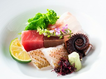 店主自ら釣り上げた新鮮な天然魚を提供『御造り盛り合わせ』