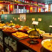 ビュッフェ付きのランチメニューは【中華美食屋】の人気企画。ディナータイムには100品以上のオーダー式食べ放題を用意。120分（30分前ラストオーダー）、お腹いっぱい楽しめます。