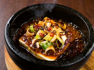 “麻”と“辣”の黄金比『絶頂石焼麻婆豆腐』