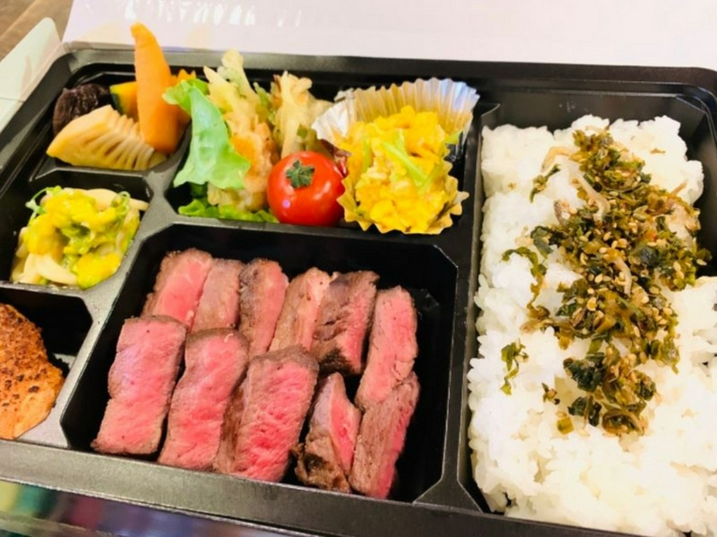 特選牛ステーキ弁当1500円。