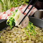 ※1人前からご注文いただけます。
創業以来の人気メニュー。国産ブランド豚を使用したさっぱりおろし鍋。鰹と昆布が香る特製だしスープで豚肉や新鮮野菜をしゃぶしゃぶ。旨みが溶け込んだスープで〆の一杯まで堪能!