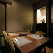 落ち着いた雰囲気のソファー席の個室や、テーブル席の個室など様々な雰囲気の個室をご用意致しております。