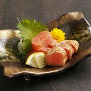 国産昆布と鰹の旨みがきいた特製たれに良質な原卵を漬け込みました。辛さの中にまろやかで優しい風味が引き立ちます。生と炙りの盛り合わせで。