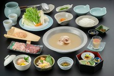 前菜から甘味まで。
水炊きのフルコースです。
